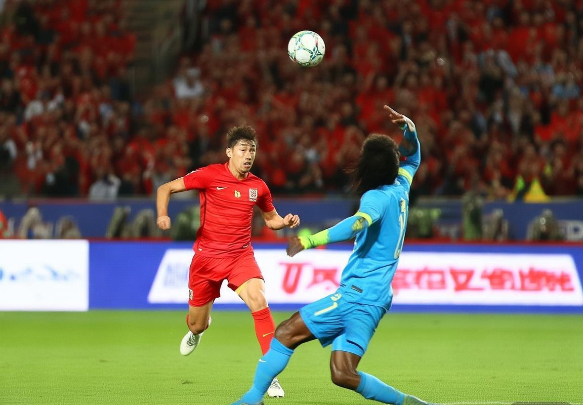 激情对决：鲁能VS重庆中超巅峰战瞬间回顾(图1)